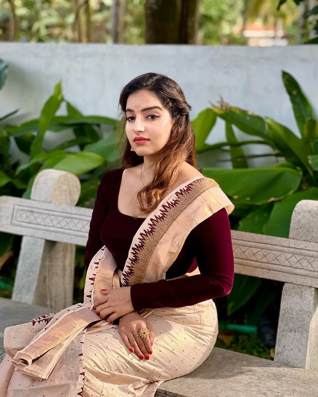 MALAYALAM ACTRESS MALAVIKA MENON IN WHITE SAREE MAROON BLOUSE 11